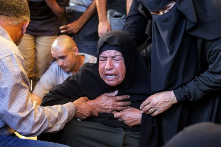 استشهاد 8 فلسطينيين في غزة مع تصاعد القصف الإسرائيلي ونزوح عائلات من منازلها قصف وإنذارات إخلاء إسرائيلية تضرب مناطق عدة في غزة وتوقع 8 شهداء بينهم طفل، قبيل ذكرى وقف النار وسط تحذيرات على المستشفيات.