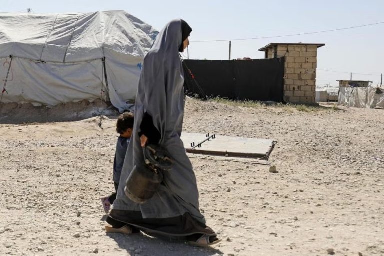 «هيومان رايتس ووتش»: آلاف المنقولين من سوريا إلى العراق يواجهون خطر الإعدام بتهم الانتماء لـ«داعش» تحذّر هيومن رايتس ووتش من تعرض نحو 5700 رجل وفتى مشتبه بصلاتهم بداعش في العراق للتعذيب ومحاكمات غير عادلة، وسط تقاعس دول عن إعادتهم.
