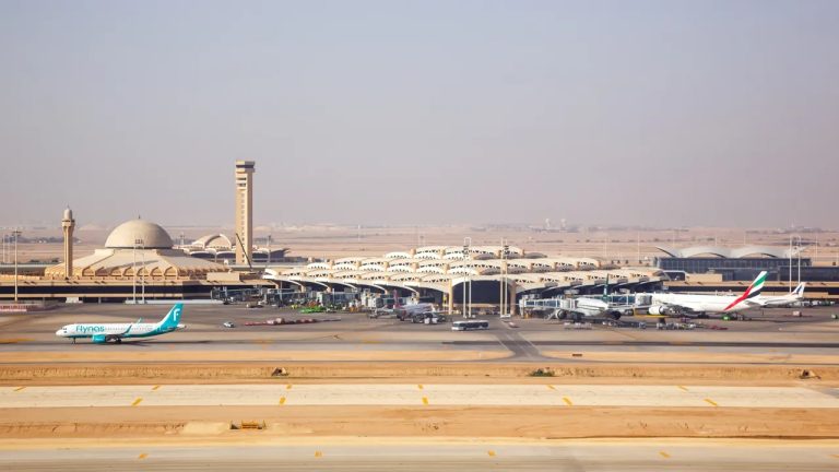 بريطانيا تحذر من استخدام المطارات السعودية بعد هجمات الرياض وتستثني المدينة المنورة.. لندن تحدّث إرشادات السفر إلى السعودية بعد هجمات مطار الرياض، وتنصح البريطانيين بتجنب معظم المطارات ومناطق بينها جدة والدمام وسط تصعيد الحوثيين.