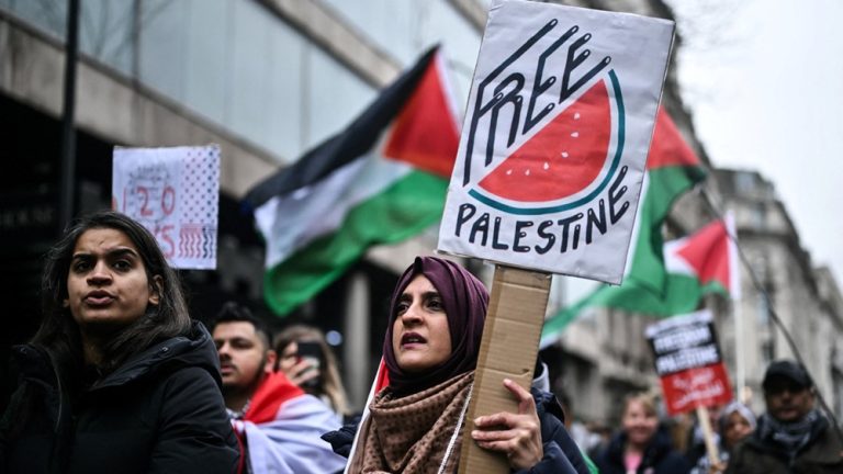 احتجاجات داعمة لفلسطين في 60 دولة السبت.. تحرك عالمي للمطالبة بوقف حرب غزة تظاهرات عالمية مؤيدة لفلسطين تنطلق السبت في أكثر من 250 موقعاً بـ60 دولة، للمطالبة بوقف حرب غزة ومحاسبة إسرائيل، وسط تعبئة حقوقية واسعة.