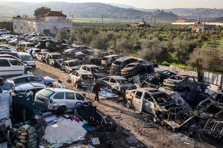 الضفة الغربية تشهد تصعيداً خطيراً: نحو 20 اعتداءً للمستوطنين الإسرائيليين ضد الفلسطينيين في يوم واحد رصدت هيئة فلسطينية 19 اعتداءً للمستوطنين في الضفة الغربية المحتلة خلال ساعات، استهدفت قاطفي الزيتون والمزارع والممتلكات مع تصاعد العنف.