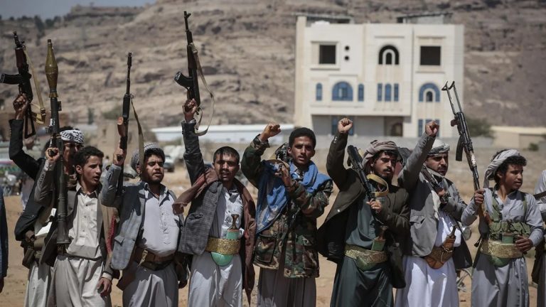 الحوثيون ينفون اتهامات السعودية باستهداف المدينة المنورة ويصفونها بـ«الافتراء الصارخ» الحوثيون يرفضون اتهامات سعودية باستهداف المدينة المنورة، وباكستان تعلن قمة قريبة في الرياض مع السعودية وتركيا لبحث التصعيد في اليمن.