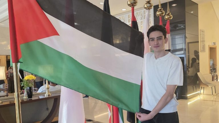 محمد سدر.. فتى الخليل الذي بدأ الشطرنج في الخامسة ويستعد لمنافسة العالم باسم فلسطين من الخليل إلى بطولات العالم، يروي محمد سدر بطل فلسطين في الشطرنج كيف يصنع موهبته وسط القيود وقلة الدعم، ويتمسك بحلم الدراسة والعودة لوطنه.