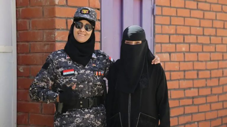 مجندات اليمن في الصفوف الأولى.. يواجهن الحرب والمخاطر وتحديات مجتمع يتغيّر في تعز، يزداد حضور المجندات اليمنيات في نقاط التفتيش والمداهمات، لتفتيش النساء وحماية الخصوصية ومواجهة الخلايا النائمة وسط تصعيد الحرب.