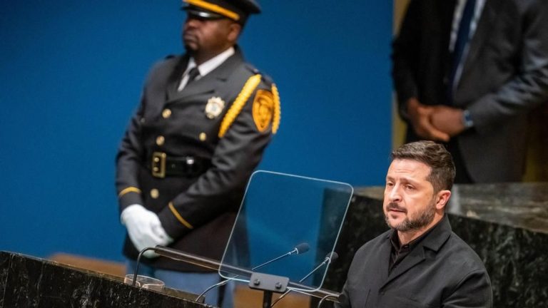 تصريح زيلينسكي في الأمم المتحدة عن نقل أسيرين كوريين شماليين إلى سيول يفجر خلافاً بين كوريا الجنوبية وأوكرانيا حول اتفاق السرية.