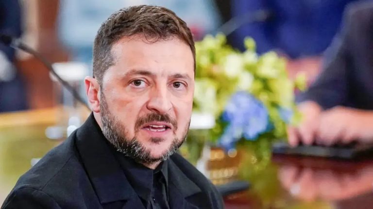 زيلينسكي من لندن: أوكرانيا لن تبيع بلدها.. وموقف ترامب من بوتين «مؤلم» زيلينسكي يوجّه من لندن انتقادات نادرة لواشنطن بعد اتفاق ترامب مع بوتين بشأن الديزل الروسي، مؤكداً أن كييف لن تساوم على سيادتها وسط دعم بريطاني.