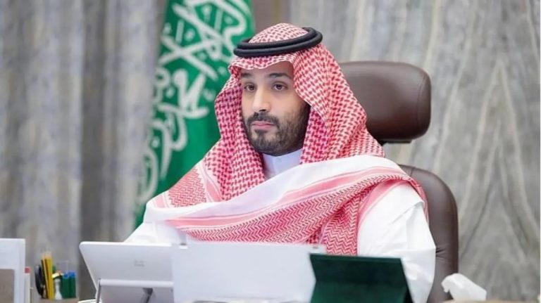 ملاجئ محصّنة ونقص في الصواريخ الاعتراضية.. هجمات الحوثيين تضع محمد بن سلمان أمام اختبار أمني صعب تقرير «وول ستريت جورنال» يكشف تنقل محمد بن سلمان بين قصور محصّنة وسط هجمات الحوثيين، مع مخاوف من نقص الصواريخ الاعتراضية وضغوط على الدفاعات السعودية.