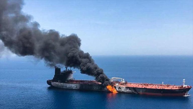 إيران تعلن احتراق ثلاث ناقلات نفط بعد اصطدامها بألغام قرب مضيق هرمز، وتتهمها بسلوك مسار محظور وسط توتر إقليمي وتشكيك أمريكي.