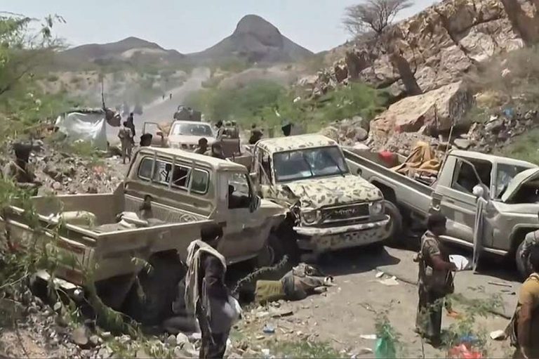 مقاطع صادمة في اليمن.. مدرعة تدهس مقاتلين وأشخاصاً يرفعون أيديهم للاستسلام خلال معارك الساحل الغربي مقاطع متداولة توثق مدرعة يُعتقد أنها لقوات حكومية يمنية تدهس مقاتلين ومستسلمين خلال هجوم مضاد ضد الحوثيين على ساحل البحر الأحمر وسط معارك محتدمة.