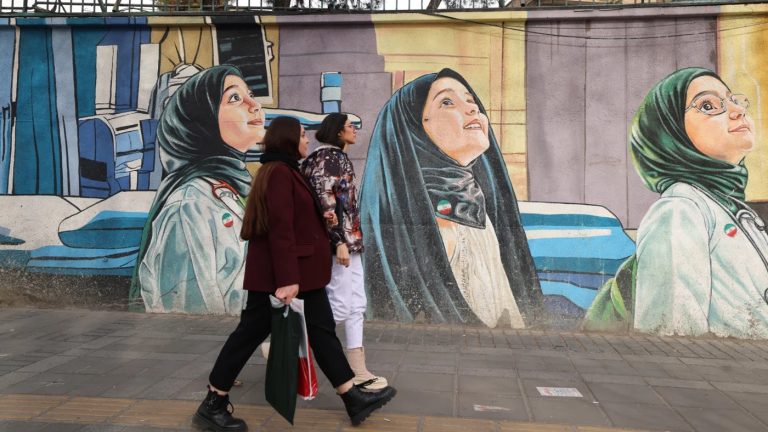 رسائل سياسية لباكو: طهران تفتح أبواب مدارسها وجامعاتها للطالبات الأذربيجانيات المطرودات بسبب الزي المدرسي ترصد الصحف الإيرانية جدل قيود الحجاب في أذربيجان، وانتقادات لدور الإمارات بخطة نتنياهو، وتصاعد العنف في بلوشستان ومخاوف صفقة تشابهار.