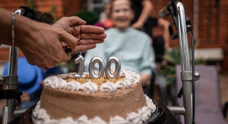 «أسرار القرن الأول».. ما الذي يميز المعمّرين الذين تجاوزوا الـ 100 عام بسلاسة؟ دراسات حديثة تربط بين فضول المعمرين وانفتاحهم النفسي وبين النشاط والرفاه، من سردينيا إلى طوكيو، مع تأكيد أن طول العمر لا تفسره الجينات وحدها.