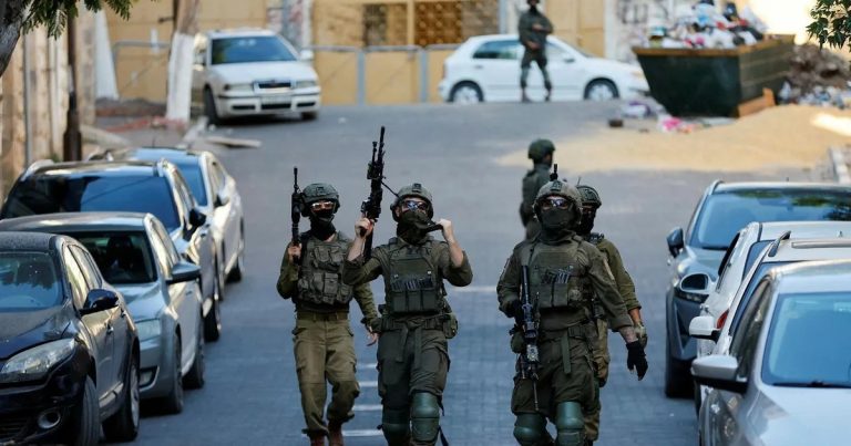 بعد هجوم الخليل.. إغلاق الحرم الإبراهيمي وتهديدات بتفكيك السلطة الفلسطينية إسرائيل تغلق الحرم الإبراهيمي وتفرض طوقاً على الخليل بعد مقتل جنديين، وسط مداهمات واسعة ودعوات وزراء لتفكيك السلطة الفلسطينية بالضفة المحتلة.