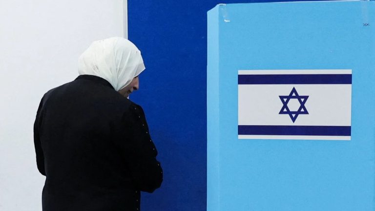 من مقاطعة الانتخابات إلى المشاركة بدافع الخوف.. تحوّل لافت في الشارع الفلسطيني داخل إسرائيل وسط تصاعد اليمين والعنف والجريمة، يتجه فلسطينيو الداخل إلى صناديق الاقتراع في إسرائيل بدافع الخوف على البقاء ومحاولة حماية وجودهم وحقوقهم الأساسية