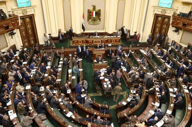مصر تؤجل التصويت على دعم السعودية عسكرياً.. والسيسي يلوّح بكل الخيارات لمواجهة هجمات الحوثيين أرجأ البرلمان المصري جلسة مغلقة لبحث تفويض السيسي بإرسال قوات لدعم السعودية، وسط تصاعد هجمات الحوثيين وتأكيد القاهرة حماية أمن الخليج.