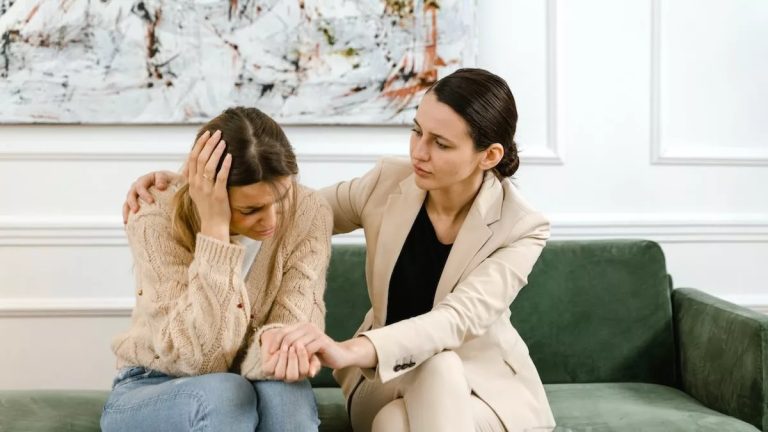 الشكوى المستمرة تستنزف راحتك النفسية.. كيف تتحول إلى دائرة من التوتر والسلبية؟ تكشف دراسات نفسية كيف قد يتحول التذمر المتكرر من تنفيس عابر إلى نمط يفاقم التوتر ويؤثر في الدماغ والعلاقات، وطرق كسره يومياً.
