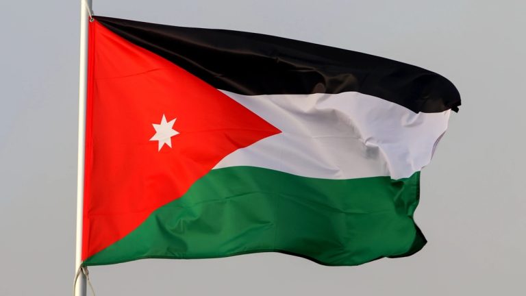 مأساة خلال جنازة في الكرك.. قتلى وجرحى وتحقيقات أمنية في الأردن سقوط 7 قتلى و10 جرحى في إطلاق نار استهدف كنيسة بمحافظة الكرك الأردنية خلال جنازة، والسلطات تلاحق مسلحين فرّوا بعد الهجوم وتحقق في ملابساته