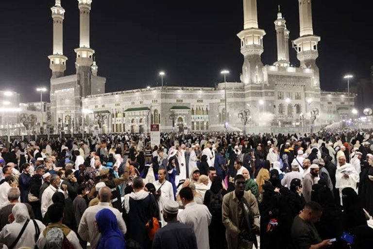 تفاصيل إعدام بنغلاديشيين في السعودية.. أسباب الحكم وملابسات القضية إعدام عاملين بنغلاديشيين في السعودية يثير غضباً في دكا وتساؤلات حول غياب التحرك القنصلي وحماية العمالة المهاجرة في الخليج.