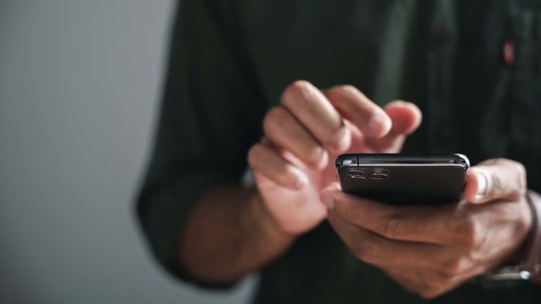 إعلانات رقمية تتحول إلى سلاح تجسس إسرائيلي.. ملايين الأجهزة في دائرة الاستهداف من دون نقرة واحدة تحقيق يكشف إصابة ملايين الأجهزة ببرنامج التجسس الإسرائيلي كانديرو عبر إعلانات بلا نقر، واستهداف أجهزة تابعة للجزيرة ضمن هجمات رقمية واسعة.