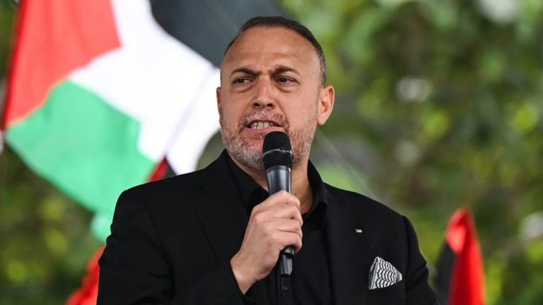 دعا السفير الفلسطيني في لندن بريطانيا للتحرك بعد كشف مشاركة وكالة إسرائيلية مرتبطة بالاستيطان في معرض سياحي، وسط خطاب قانوني للمنظمين.