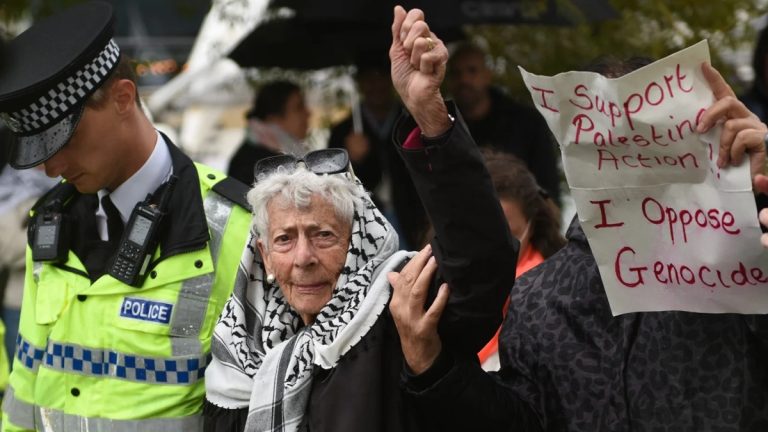 محامية يهودية تبلغ 94 عاماً تُعتقل في بريطانيا بسبب لافتة داعمة لـ«فلسطين أكشن» اعتقال المحامية الحقوقية مارغريت أوين، 94 عاماً، خلال وقفة أمام مؤتمر حزب العمال، يسلط الضوء على جدل حظر «بالستاين أكشن» وضغوط على حكومة برنهام.