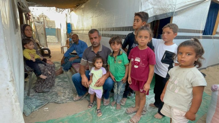 برنامج الأغذية العالمي يقلّص مساعداته في غزة.. نصف مليون فلسطيني مهددون بفقدان الدعم الغذائي برنامج الأغذية العالمي يقلص دعمه في غزة مستبعداً أكثر من 500 ألف فلسطيني، وسط جوع واسع وغارات إسرائيلية متواصلة وانهيار ظروف المعيشة.