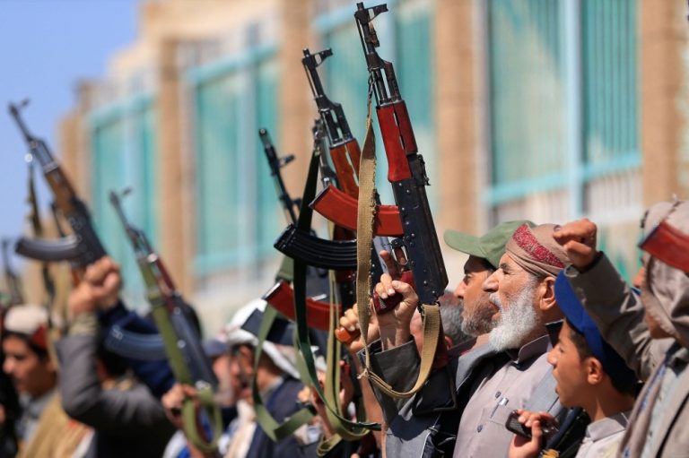 بعد اتهام السعودية بقتل 8 صيادين.. الحوثيون يعلنون استهداف مواقع للتحالف بقيادة الرياض الحوثيون يعلنون قصف موقع للتحالف في عدن بصاروخ باليستي، بعد اتهام الرياض باستهداف قوارب صيد قبالة تعز ومقتل ثمانية مدنيين وتصاعد التوتر.