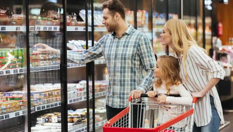 لماذا يعيد بعض المتسوقين المنتجات إلى مكانها؟ تفسير نفسي لسلوك بسيط داخل السوبر ماركت إعادة المنتج إلى مكانه في المتجر قد تكشف سلوكاً اجتماعياً إيجابياً؛ خبراء علم النفس يوضحون دوافعه وحدوده ومتى يجب إبلاغ الموظفين حفاظاً على السلامة.