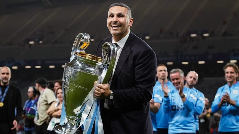 الحصانة الدبلوماسية لرئيس مانشستر سيتي الإماراتي تعقّد التحركات القانونية ضده.. إدانة مانشستر سيتي بـ115 مخالفة مالية تفتح باب الطعون ودعاوى محتملة في الدوري الإنجليزي، وسط تساؤلات حول عقود الرعاية ودور الإدارة الإماراتية.