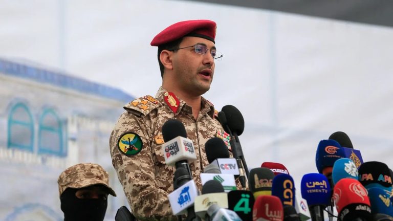 الحوثيون يحذرون من استخدام المطارات السعودية عقب هجوم الرياض الأخير.. الحوثيون يحذرون من استخدام المطارات السعودية باستثناء مكة والمدينة، بعد هجوم دامٍ على مطار الرياض علّق الرحلات وأثار إدانات دولية واسعة.