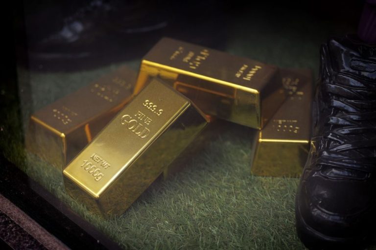 النرويج تكشف احتيالاً جديداً: شراء الذهب ودفنه في الغابات أملاً بارتفاع قيمته!! تحذيرات في النرويج من احتيال يستدرج ضحايا لشراء سبائك ذهب ودفنها في الغابات بزعم حمايتها، قبل أن تختفي، وسط بلاغات في أوسلو ومدن أخرى.